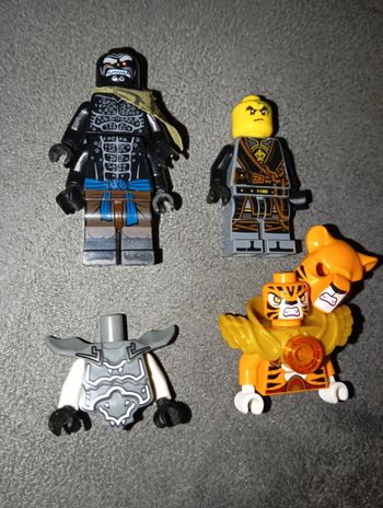 Parts de personnages lego incomplets.