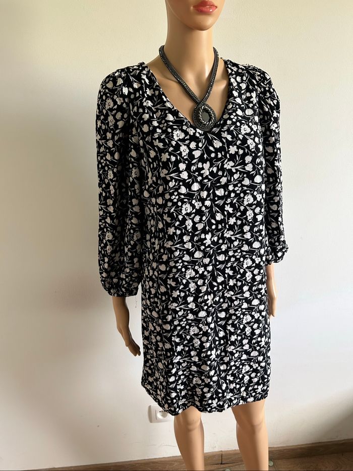 Robe noire et blanche avec manches 3/4 Naf Naf taille 38 TBE - photo numéro 2