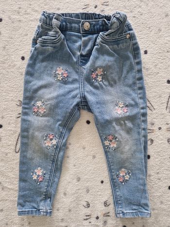 Jeans motif à fleur