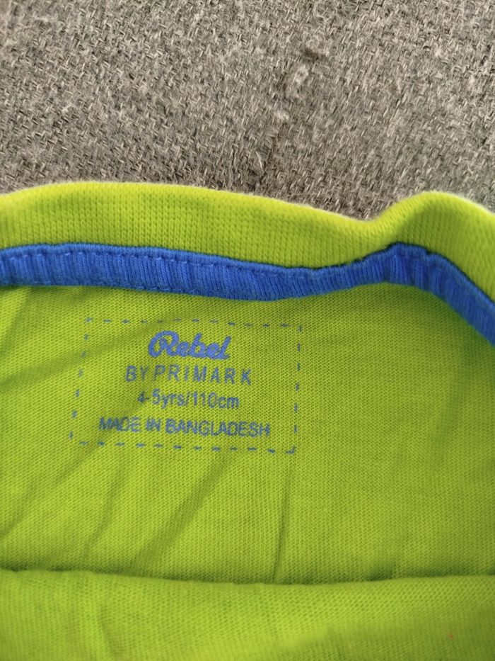 T-shirt manche longue taille  4-5 ans. Primark. Très bon état - photo numéro 2
