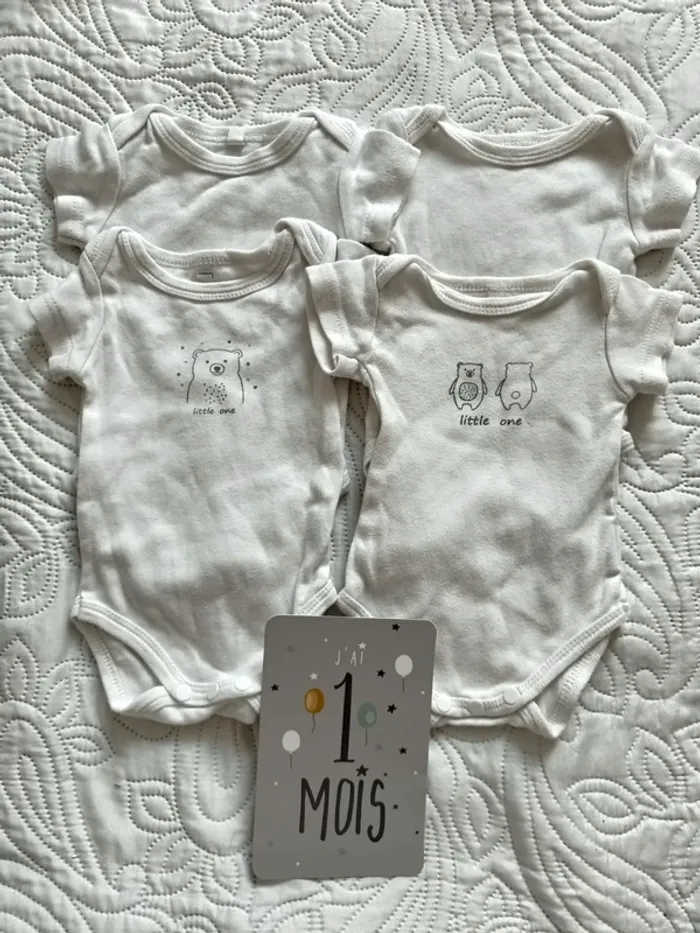 Lot de 4 bodies manches courtes 1 mois