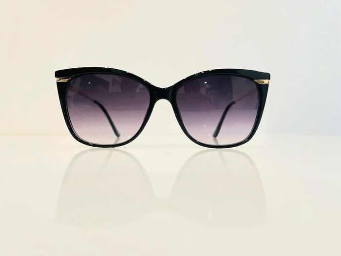 Lunette de soleil femme cats noire et dorée verres dégradés UV protection catégorie 3 - photo numéro 3