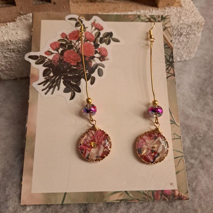 Boucles d'oreilles pendante en résine rose et doré