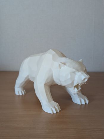 Ours low poly rugissant, sculpture décorative en blanc mat, style géométrique facetté