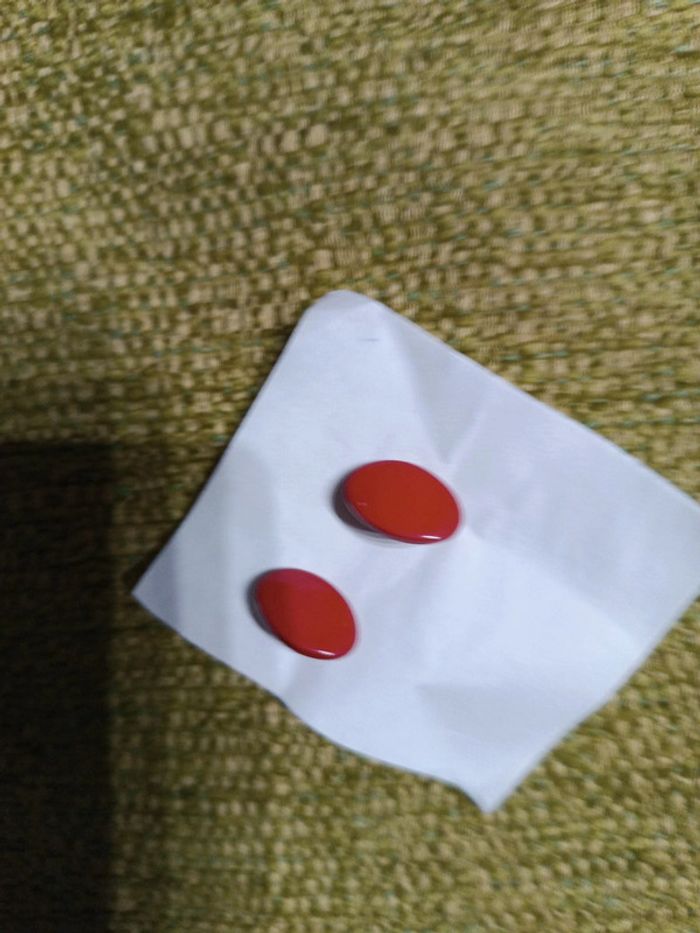 Lot 2 boutons rouge 1.5 cm