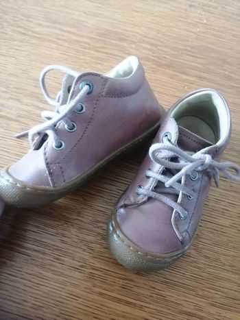 Chaussure rose à lacets