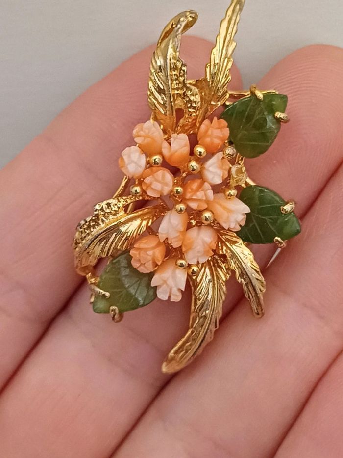 Broche vintage fleurs de corail et feuilles jad