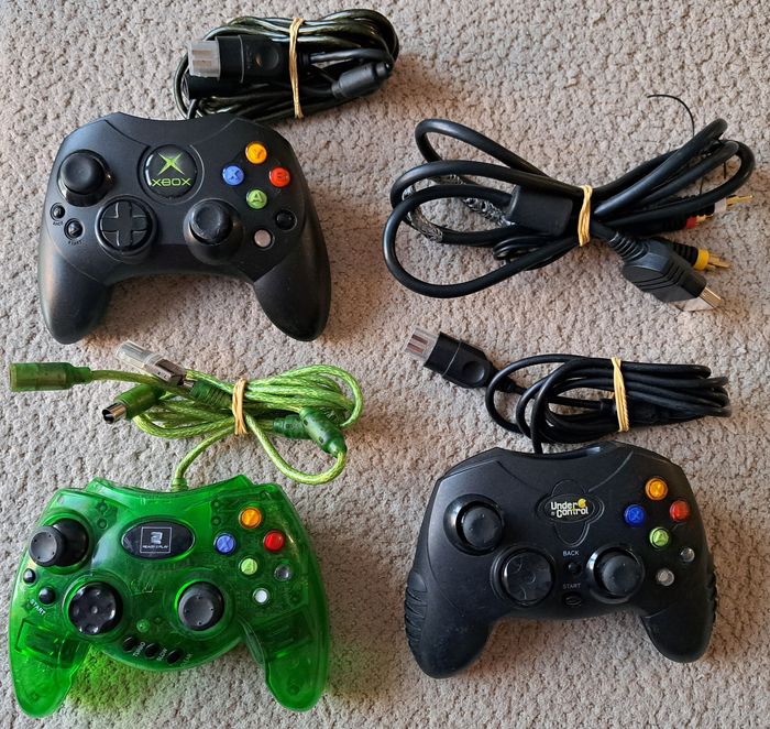🎮 Lot de manettes et cable vidéo Microsoft Xbox fat 1ère génération - non testés