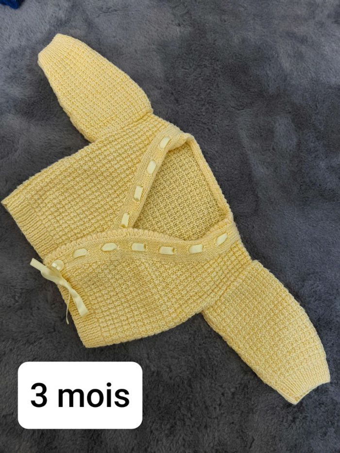 Gilet cache-cœur jaune pâle – 3 mois – Fait main