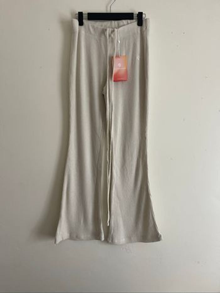 Pantalon jambes larges évasés beige oceans apart marly flared