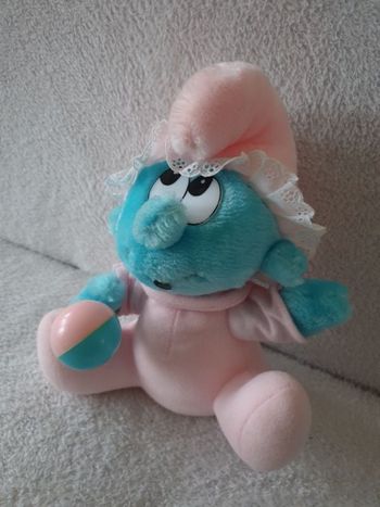 Bébé schtroumpf rose avec hochet