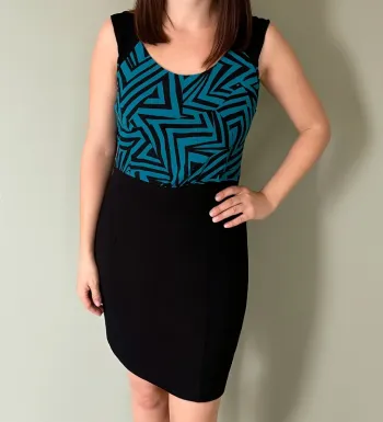 Robe bicolore Frime S – motif géométrique turquoise et noir, élégante et moderne