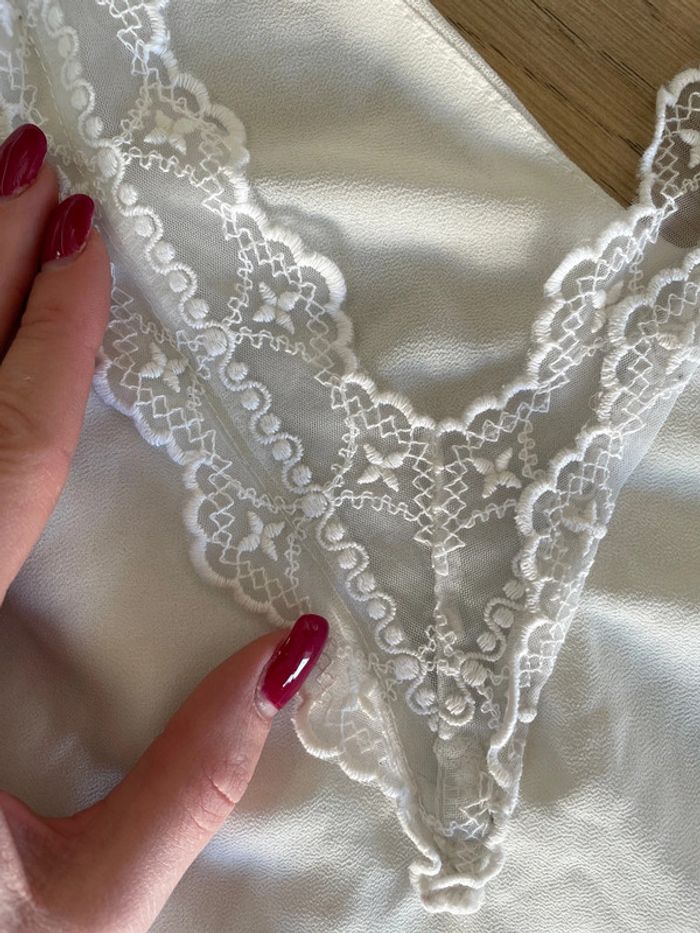 Débardeur blanc détail broderie sur le dos - photo numéro 3