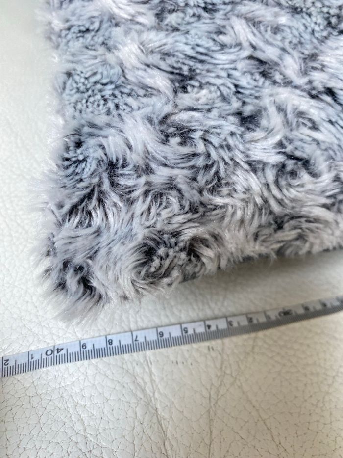 2 coussins gris fourrure et polaire 35 x 40 cm - photo numéro 3