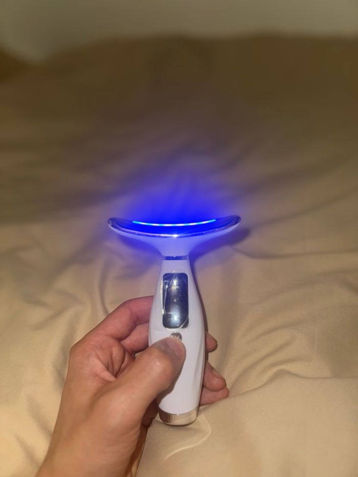 Appareil massage visage & cou 7-en-1 (État neuf) - photo numéro 3