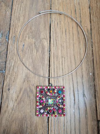 Collier fantaisie carré