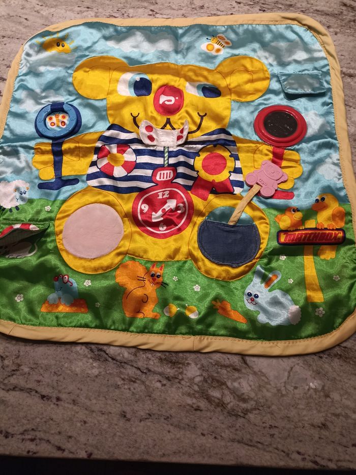 Tapis d'éveil très bon état Carre de 67 cm de côté.