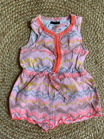 Combinaison short avec ouverture dans le dos