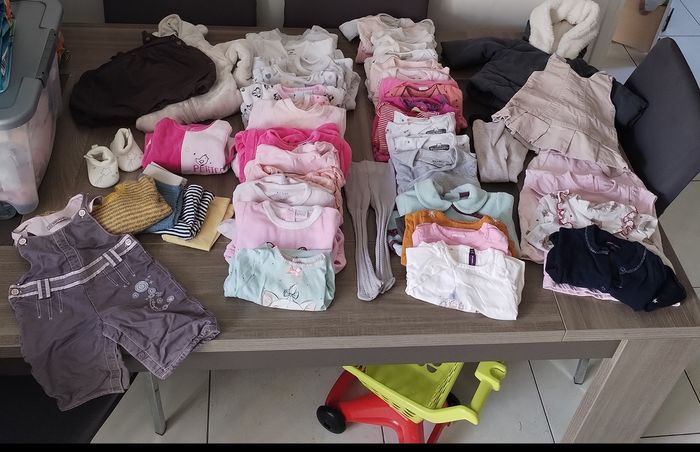 Lot vêtements fille de 1 mois et 3 mois