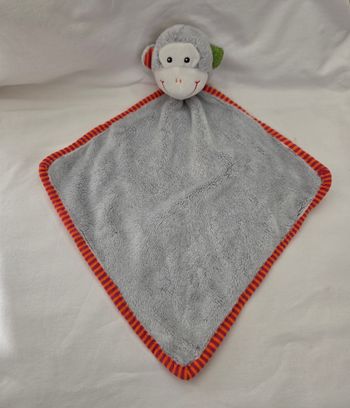 Doudou singe grelot losange plat gris  - Action