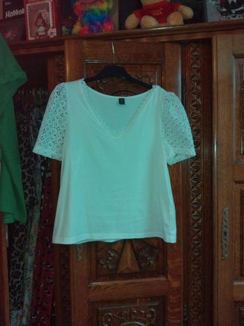 Tee shirt col V manches dentelle
