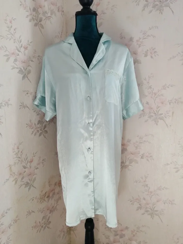 Chemise de nuit vert d'eau en satin avec boutons et poche en dentelle / sans marque / (T2-M) - photo numéro 2