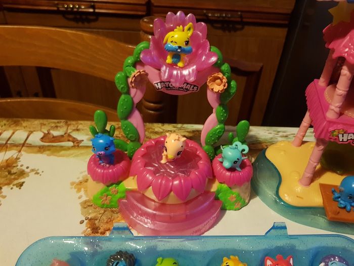 Lot île fête tropicale + 55 figurines Hatchimals + playset tous en scène + boite - photo numéro 9