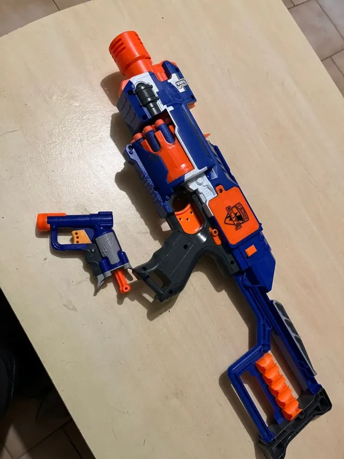 Pistolet nerf + pistolet miniature