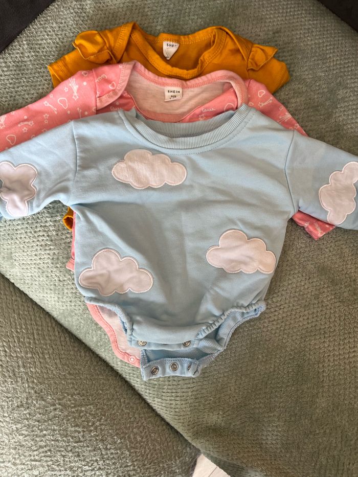 Lot bodys 1/3 mois - photo numéro 2