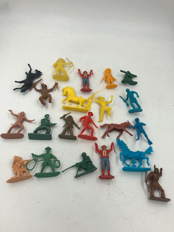 Lot de 21 figurines Soldats divers