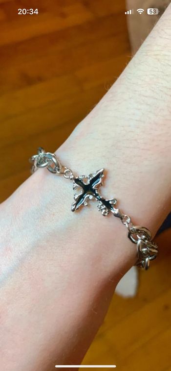 Bracelet goth Y2K croix noire – style cyberpunk / grunge