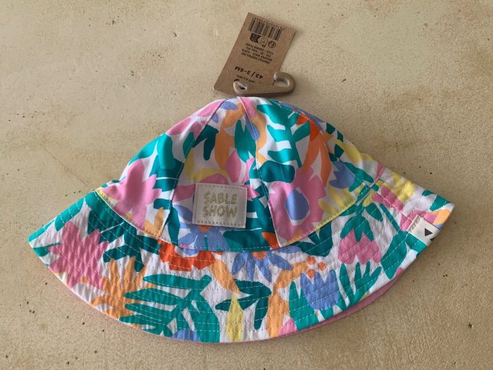 Joli chapeau coloré fleuri 43 taille 3-6 mois neuf