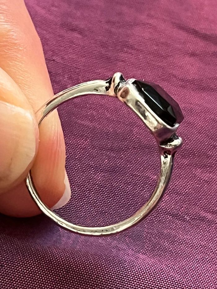 Belle bague en métal argenté avec pierre noire T. 57 femme TBE - photo numéro 8