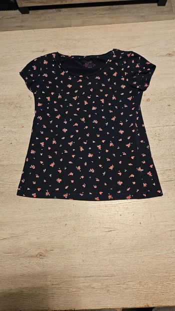 T shirt noir avec fleurs roses, manches courtes, col rond, Clockhouse, taille L