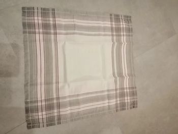 Mouchoir gris blanc et rouge