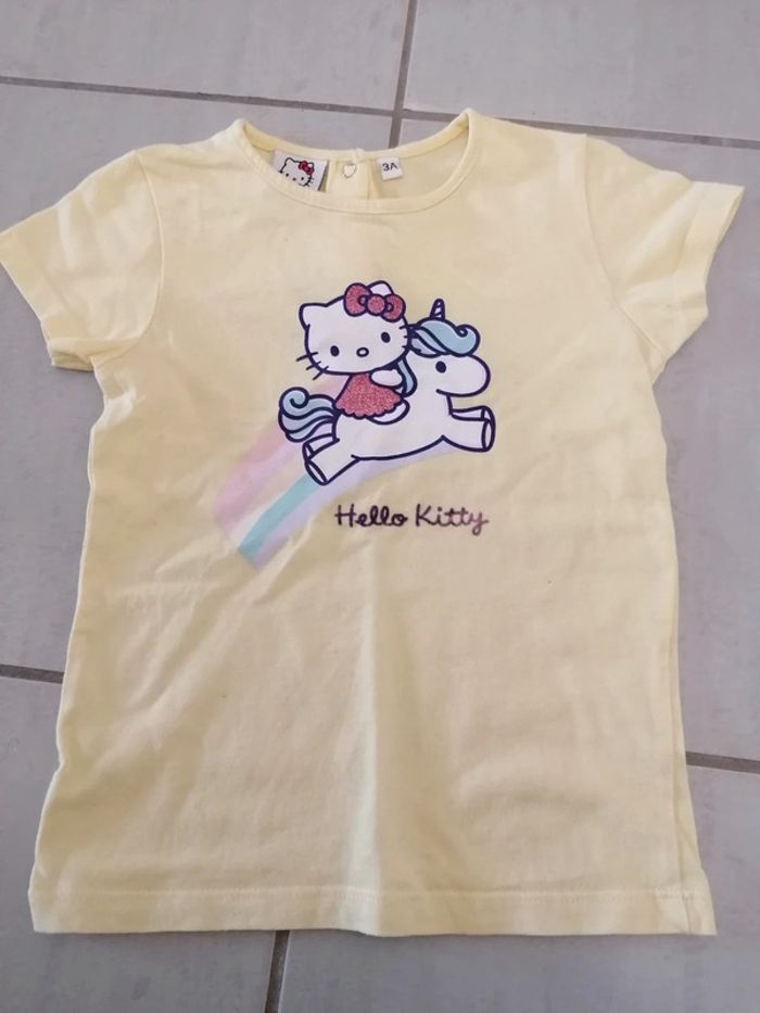 Tee-shirt hello kitty en très bon état taille 3 ans