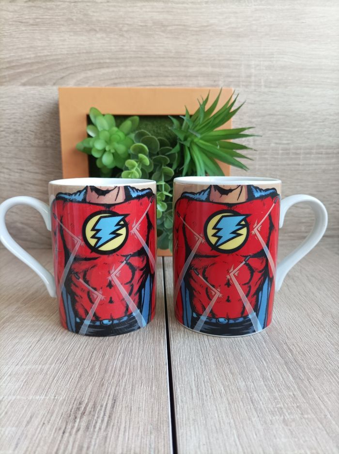 Lot 2 tasses super héros red studio