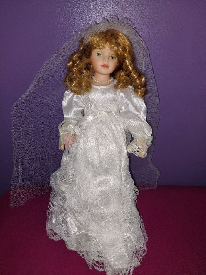Poupee de porcelaine