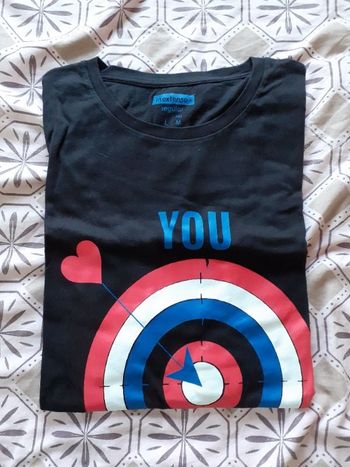 Tshirt noir avec motif cible et coeur