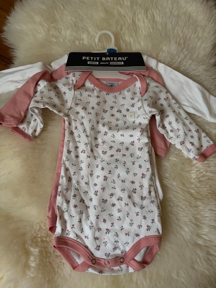 Petit bateau Lot de 3 bodies NEUFS (3 mois)