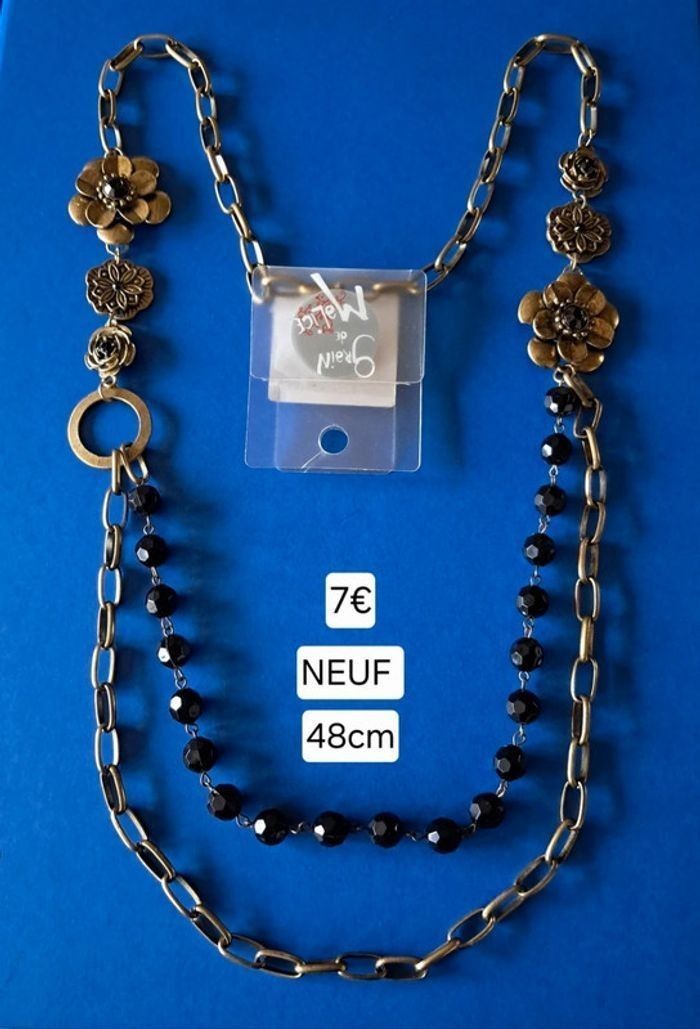 Collier long NEUF avec chaîne et breloques couleur bronze et perles noires