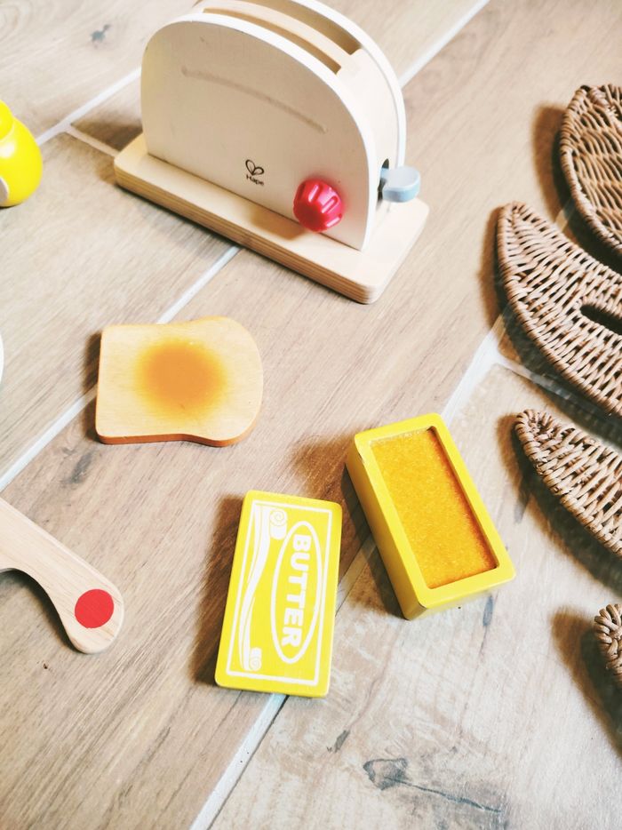 🍞Dinette grille pain avec accessoires et aliments petit déjeuner en bois marque Hape - photo numéro 3