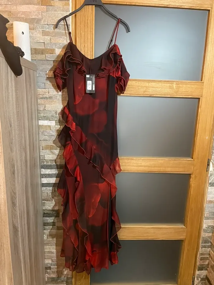 Belle robe à volants rita ora neuve taille 42