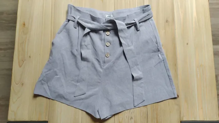 Short fluide gris avec ceinture de marque "PIMKIE"