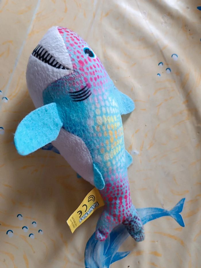 Requin en peluche