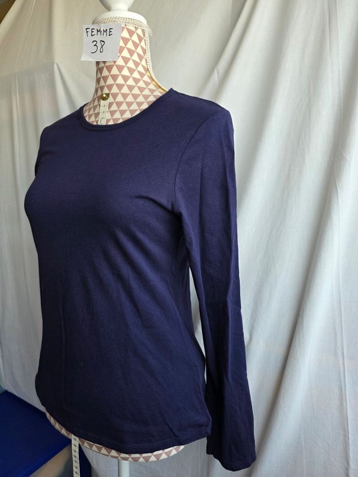 Tee-shirt, marine, en coton, en excellent état, largeur d'épaule 35cm, largeur sous bras 44cm, longueur 60cm, marque Kiabi =5€ - photo numéro 2