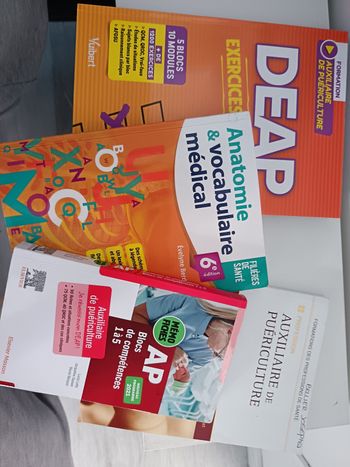 Lot de 4 livres D. E. Auxiliaire de puériculture 