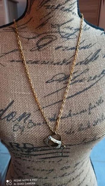 Collier doré avec pendentif  sac  et clé  - Style  unique et  tendance à saisir !