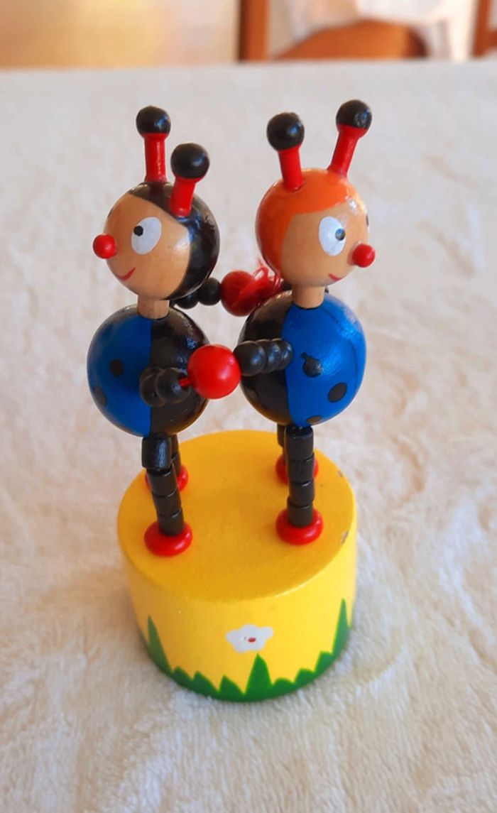 Figurine en bois articulée - photo numéro 3