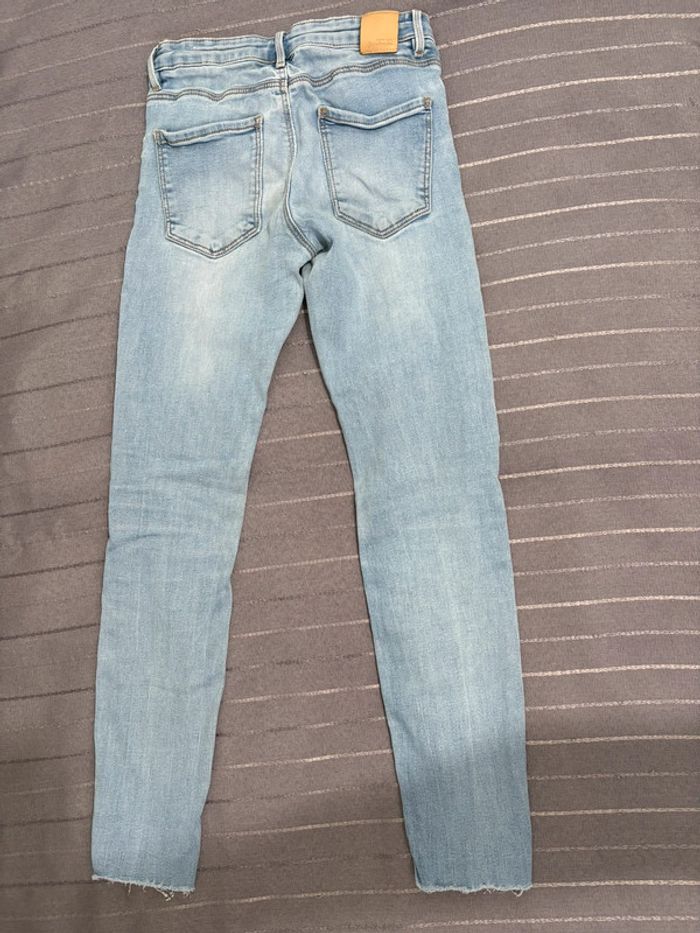Beau jean skinny légèrement destroy bleu clair stradivarius 36 - photo numéro 2